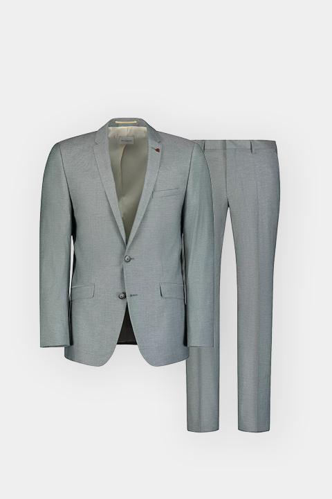 Traje de hombre de dos piezas en gris claro con blazer de un solo botón y pantalón a juego sobre un fondo blanco liso.