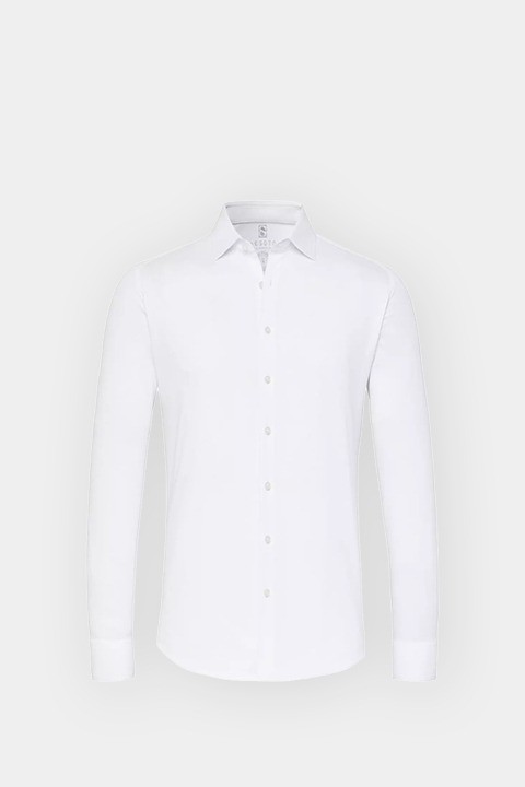 Una camisa blanca sencilla de manga larga con botones y cuello sobre un fondo blanco.