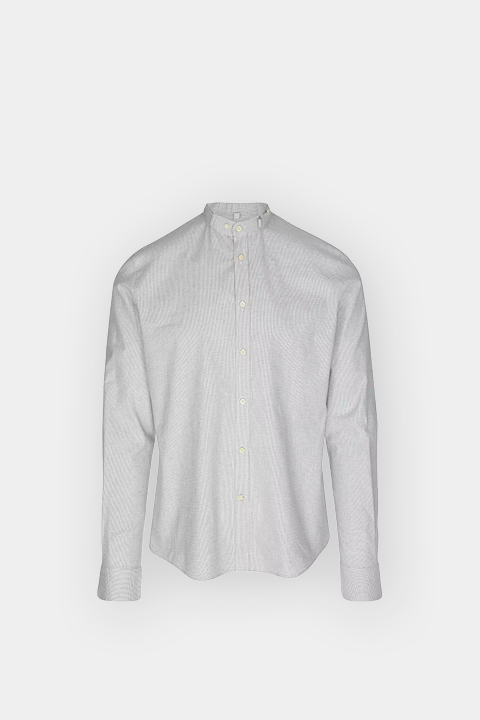 Camisa abotonada de manga larga en gris claro con cuello mao sobre un fondo blanco liso.