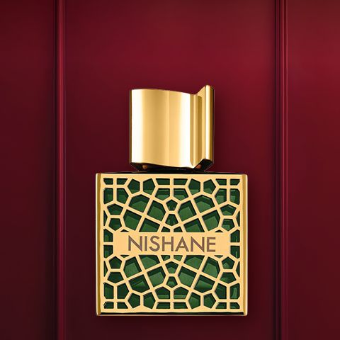 Sobre un fondo rojo intenso, se ve un frasco de perfume de lujo con un diseño de oro y cristales. Debajo está el tapón del frasco. Encima, en blanco, está el texto "REGALOS DE LUJO".