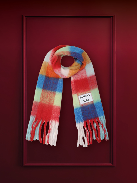 Un molinillo de pimienta de madera sobre un fondo rojo oscuro. En el cuerpo del molinillo hay un texto grabado. En la parte superior de la imagen está la frase "REGALOS SOSTENIBLES".