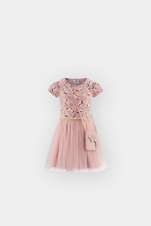 Vestido rosa de manga corta con estampados de unicornios, falda de tul y un pequeño bolso de ropa de unicornio a juego sobre un fondo blanco.