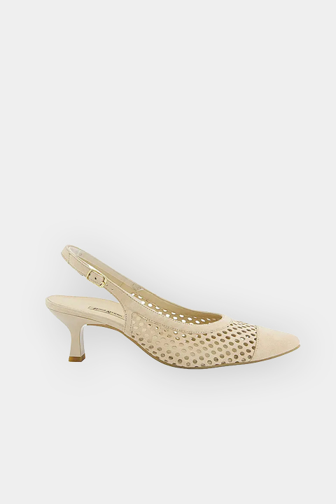 Zapatos de salón destalonados en color beige con tacón medio, laterales de malla perforada, punta afilada y correa de tobillo ajustable sobre un fondo blanco.