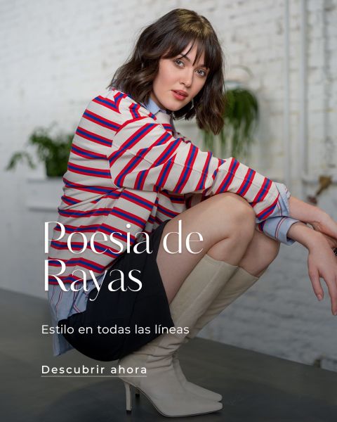 Una mujer con una camisa a rayas y botas blancas está sentada en un taburete en una habitación moderna. El texto en español dice: "Poesía de Rayas. Estilo en todas las líneas. Descubrir ahora."