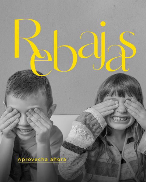 Dos niños sonrientes se cubren los ojos con las manos. La palabra "Rebajas" y la frase "Aprovecha ahora" aparecen en letras de color amarillo brillante.